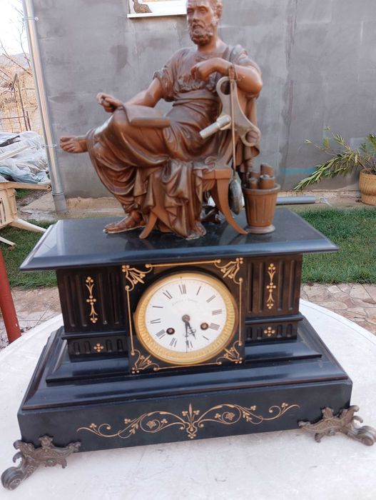 Стар каминен часовник, работещ. Минал профилактика при часовникар