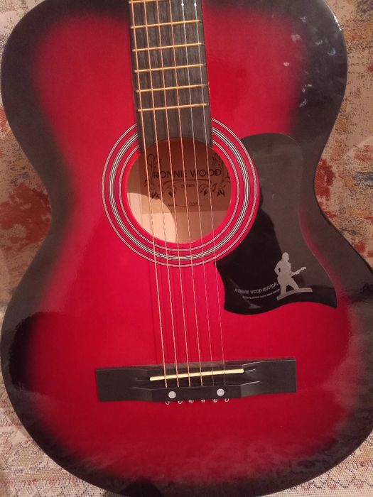 Новый гитара купил две недели назад так и не смог научится