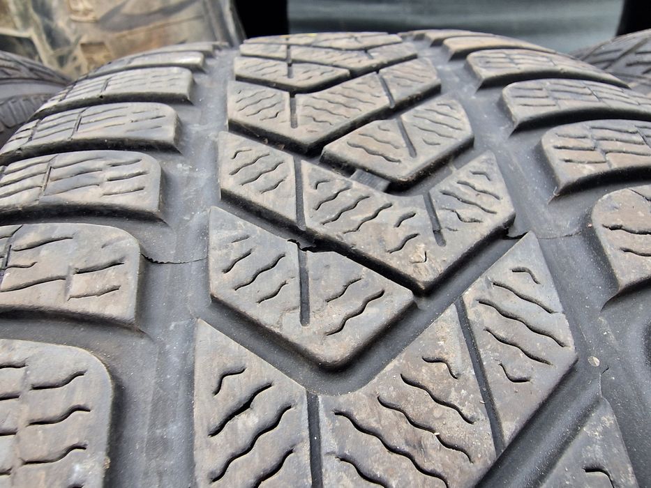 Anvelope 255/45R19 marca Pirelli, M+S, DOT 2023,6 mm