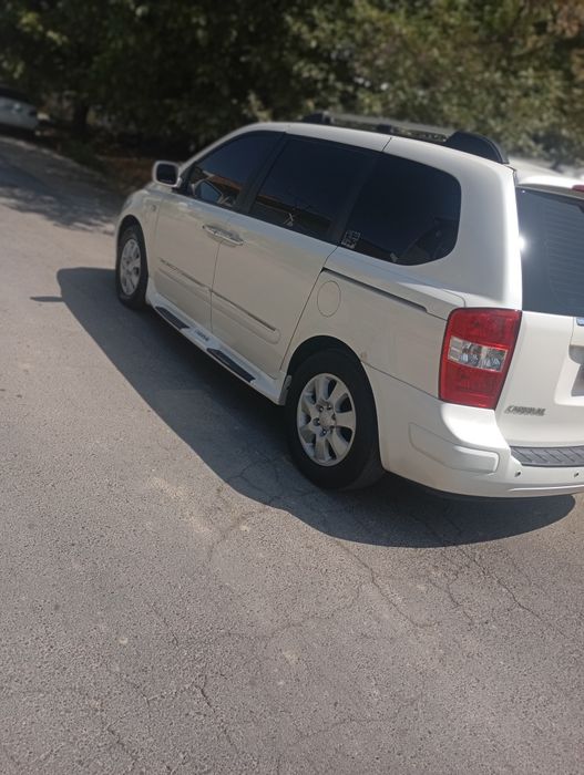 Продаёт Kia Carnival 2006