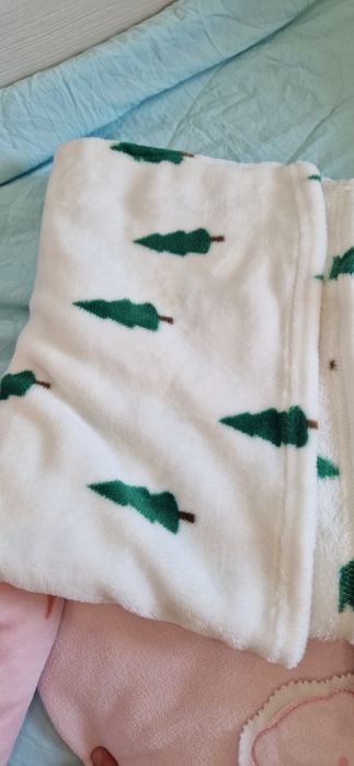 Бебешки плюшени одеалца и пелени