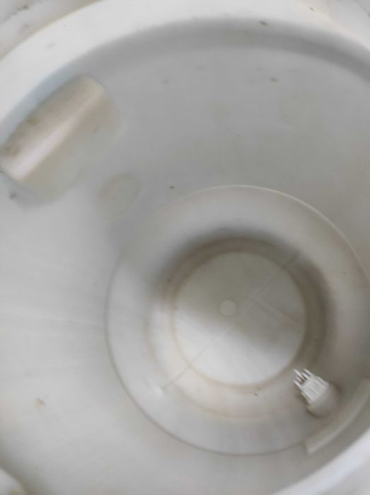 Два пластмасови бидона с канелки, по-голям и по-малък