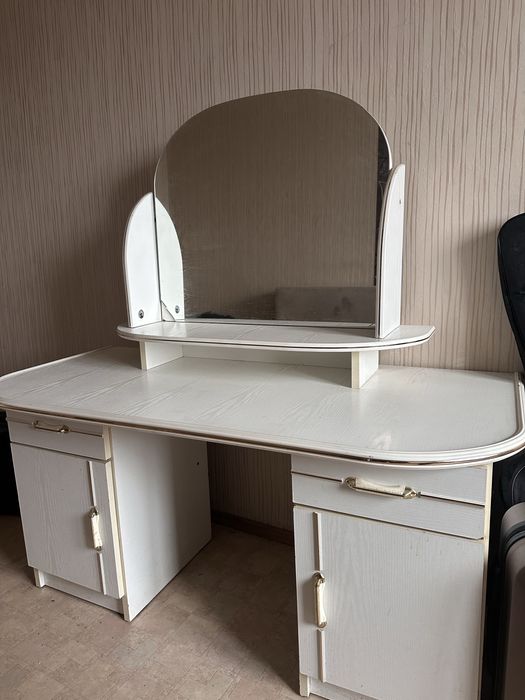 Продам столик с зеркалом и ящиками. Высота 1,3м