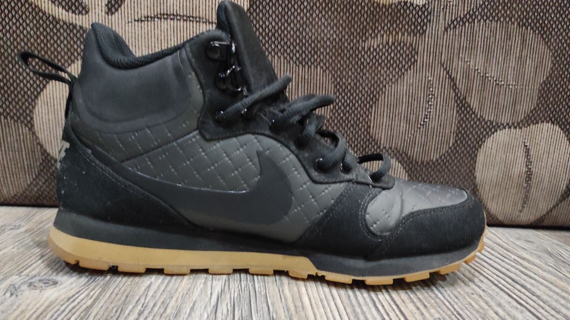 Маратонки NIKE .
