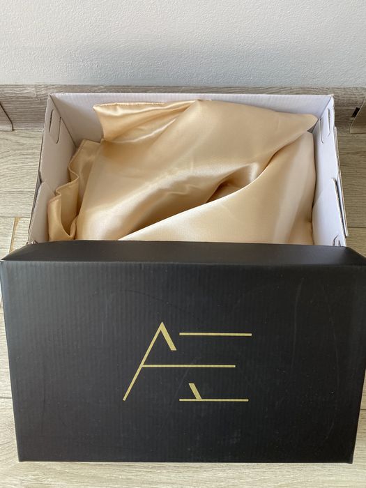 Vând stiletto AE SHOES nude noi 40
