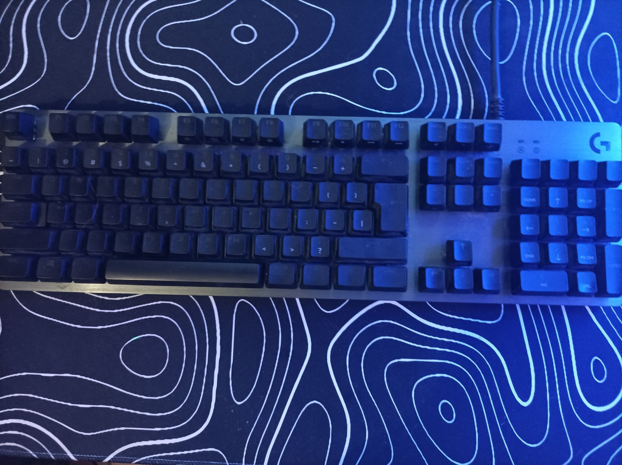 Клавиатура мишка и слушалки 
Клавиатура: Logitech g 512 carbon