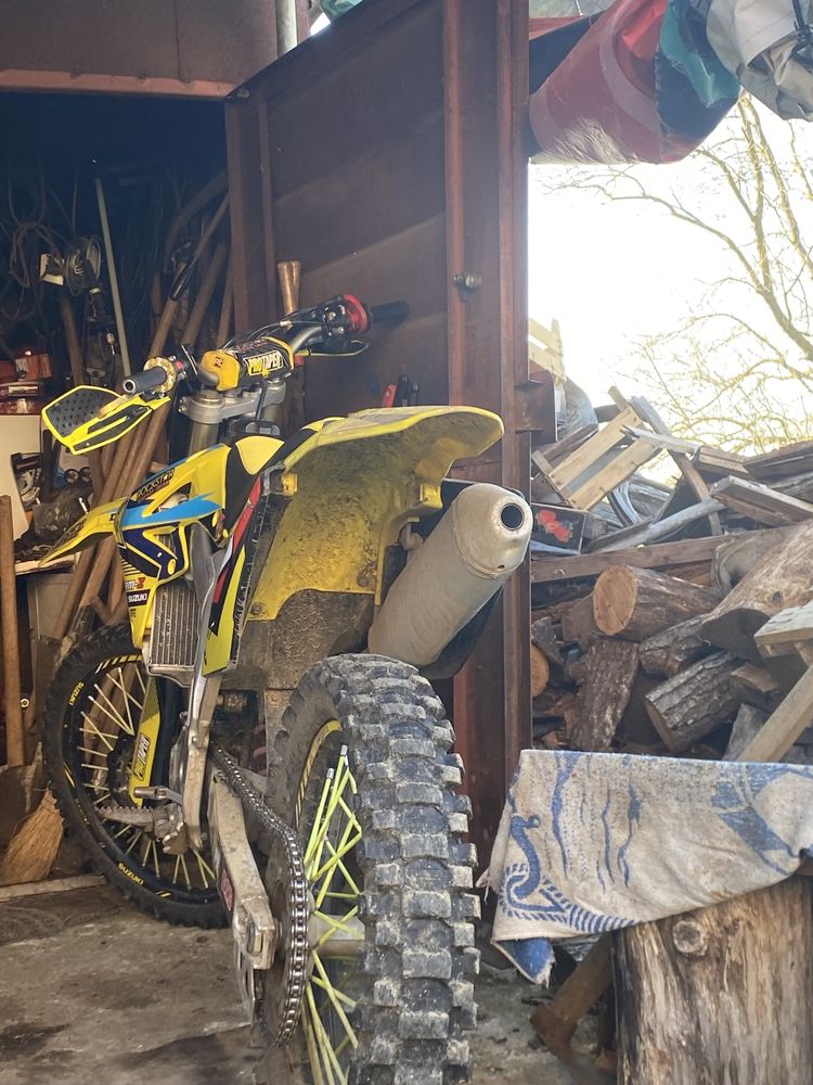 Пордава се suzuki rmz250 с докоменти мотора е слет основен ремонт