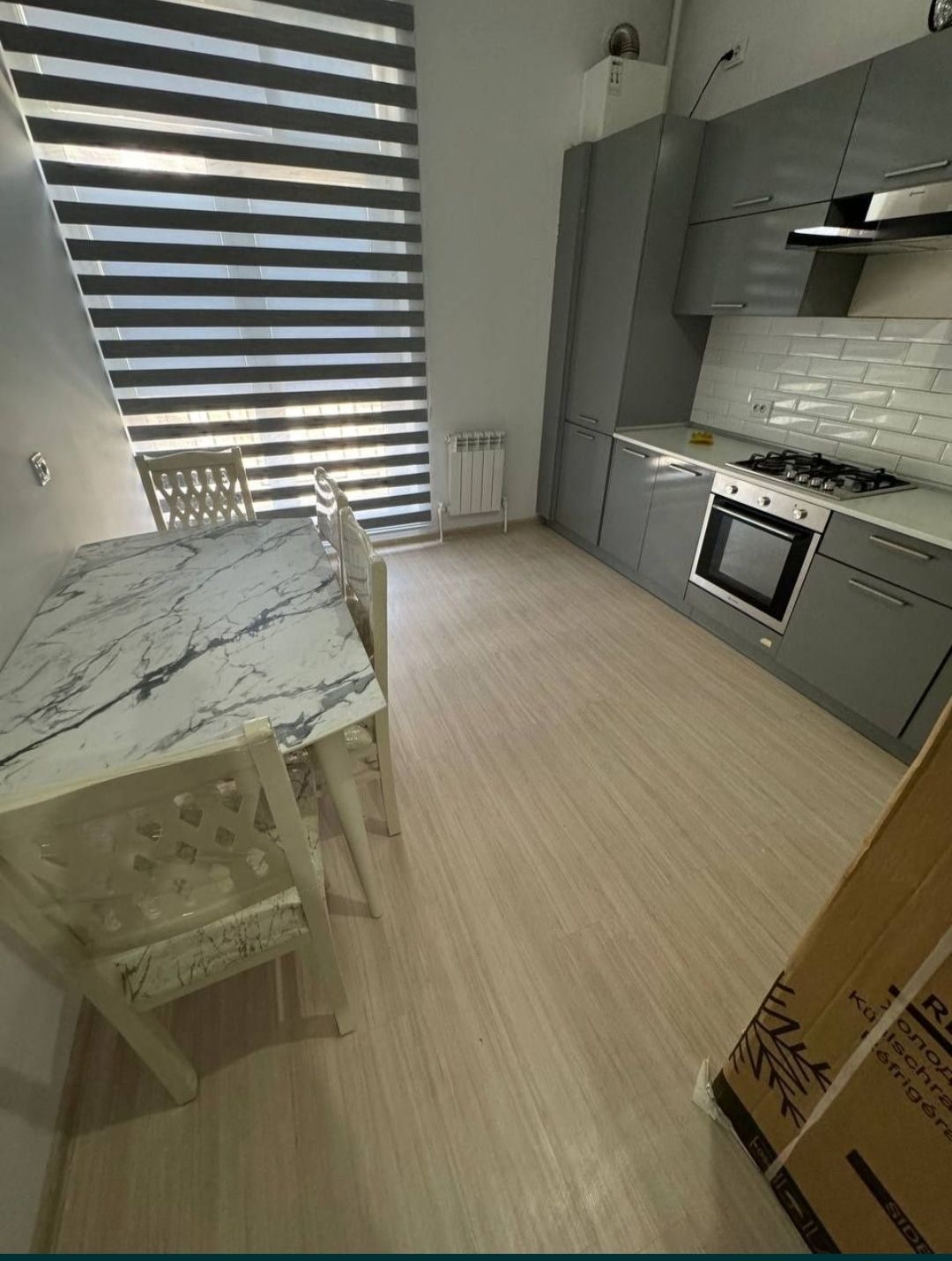 М.Улугбек р.Golden Hause Korasuv да 1 хоналик уй ижарага берилади