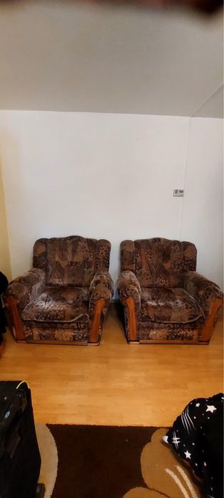 Doua fotolii confortabile, stare buna, ideale pentru sufragerie.