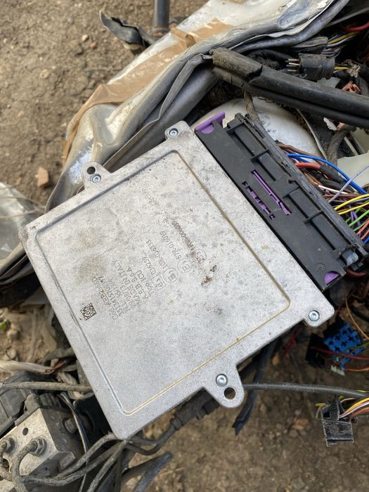 Части от газова уредба, дюзи, компютър и бутилка.