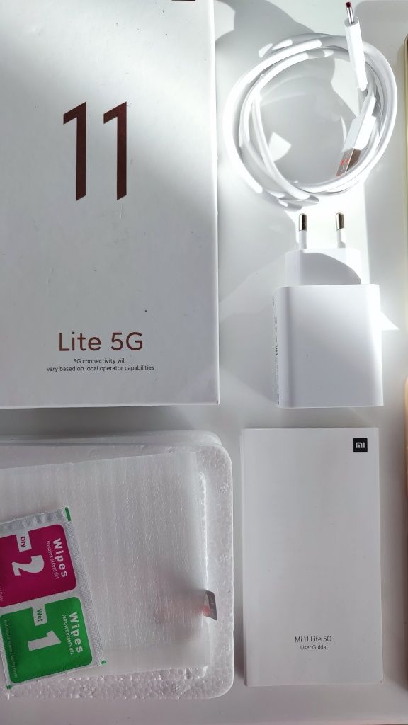Xiaomi 11 lite 5G 128gb с три кейса и един стъклен протектор