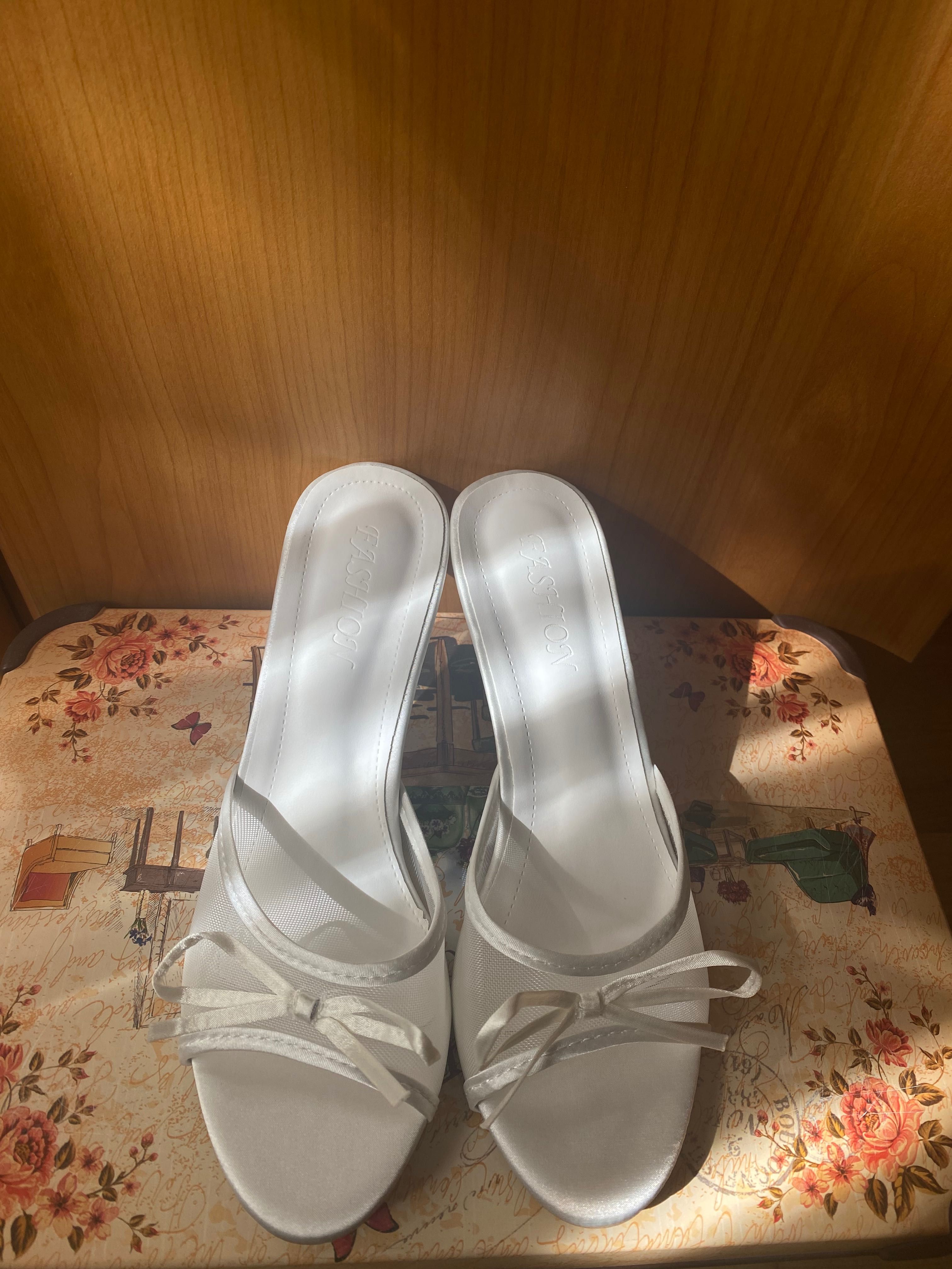 Pantofi cu toc albi