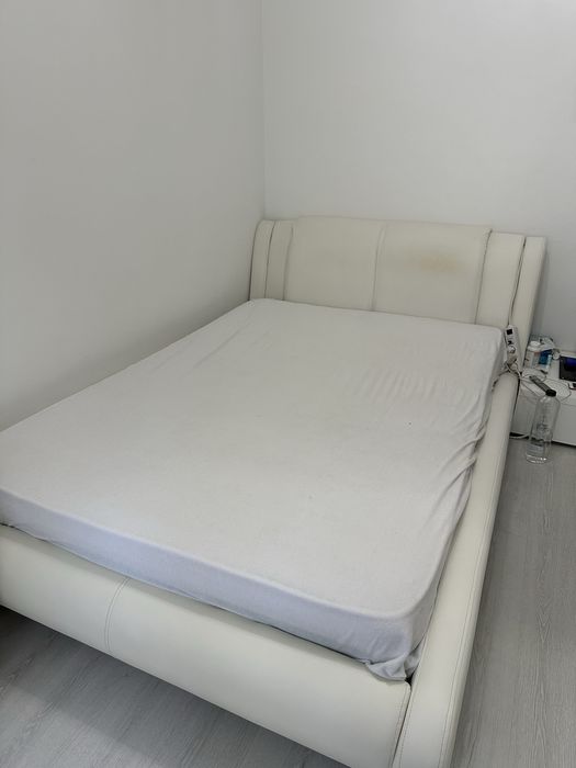 Pat tapitat cu imitatie de piele alba