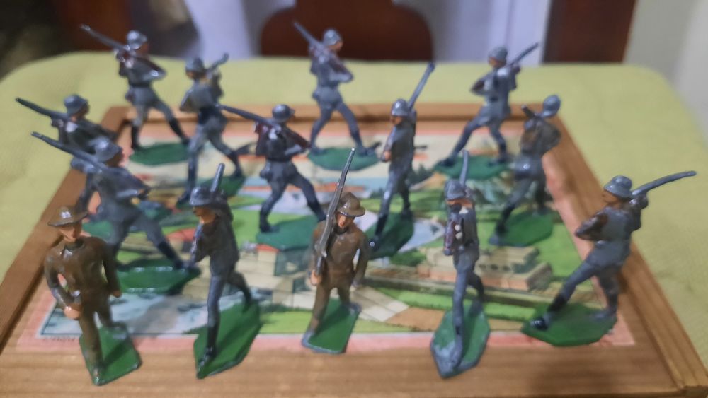 Jucarie veche soldatei din plumb anii 50