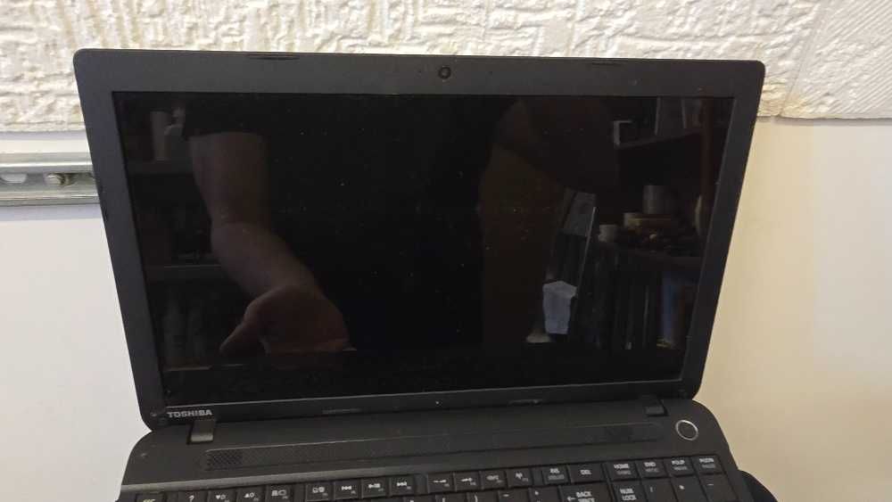 Vand laptop Toshiba Satellite C50 -A-11F pentru piese