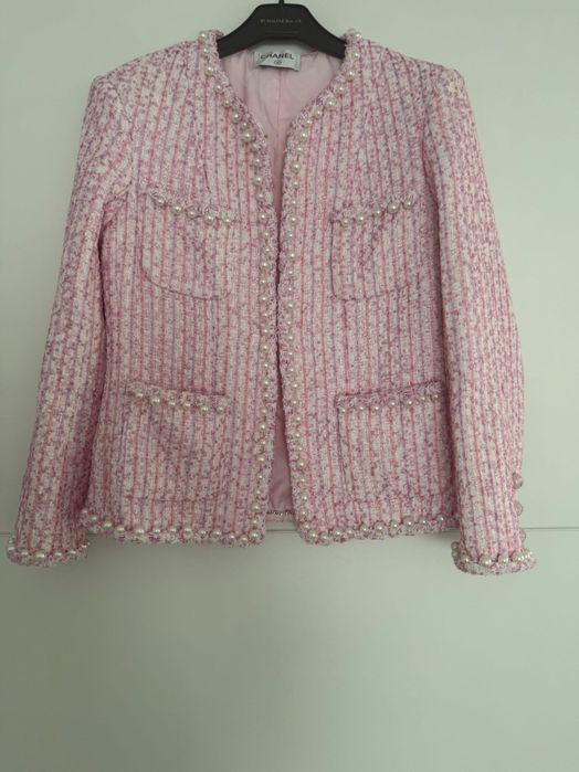 Много красиво сако Chanel.