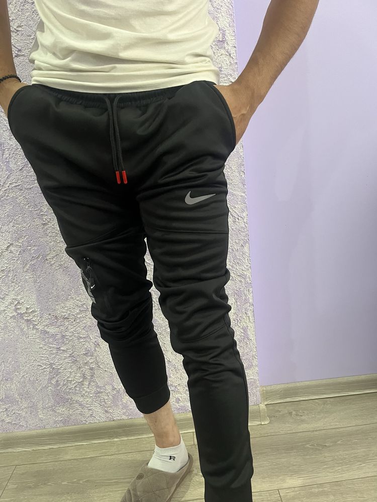 Ластичен панталон Nike