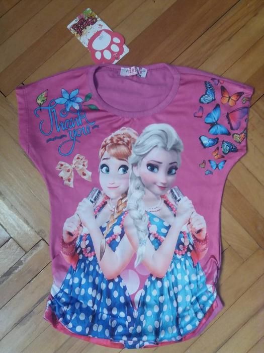 Tricou Frozen mov. Lateralele sunt stramte.