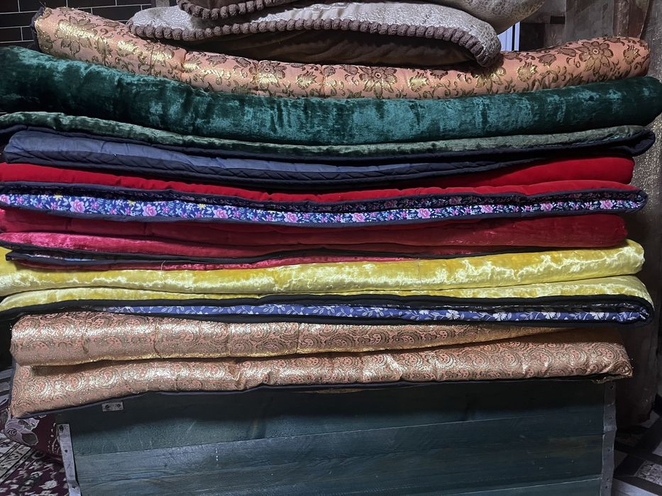 Тонкие тонкий матрас, ватное одеяло или напольная подстилка.