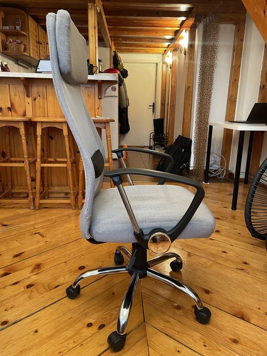 Сив въртящ се ергономичен стол за офис