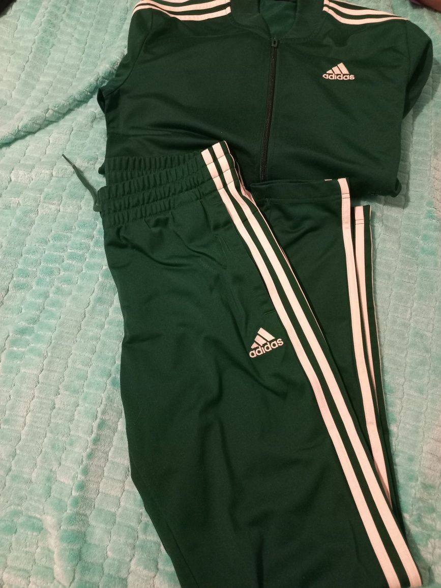 Vând trenig adidas