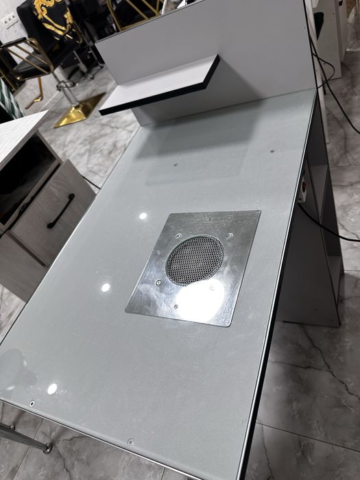 Маникюрный стол