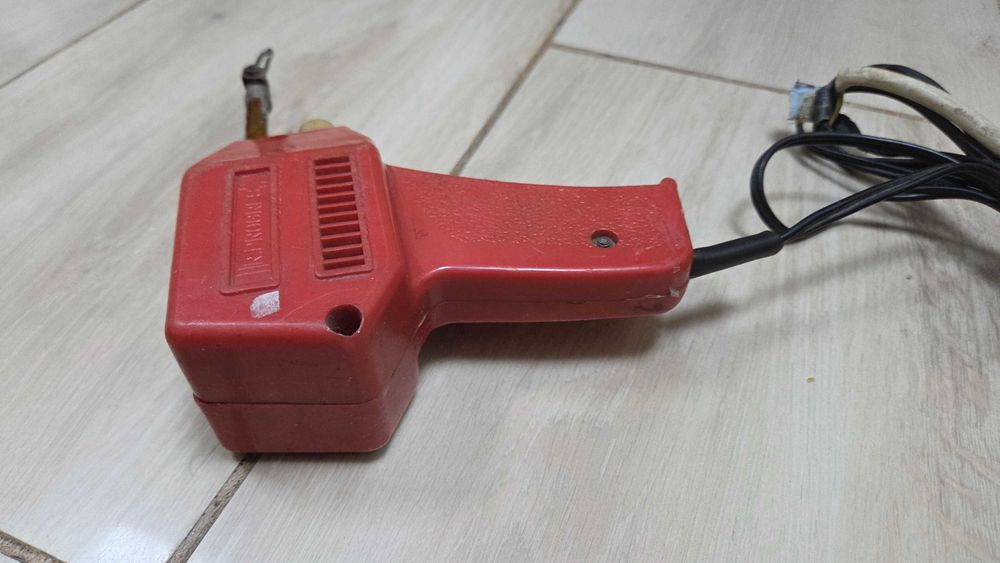 Pistol de lipit romanesc