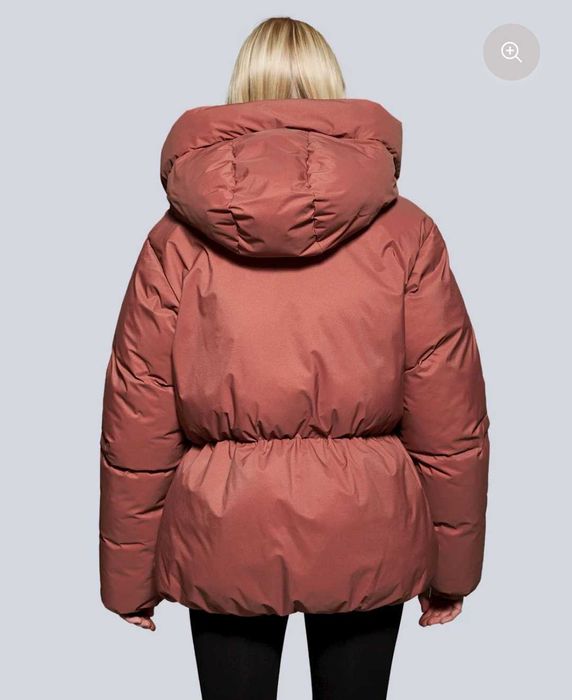 Vând geaca nouă cu eticheta