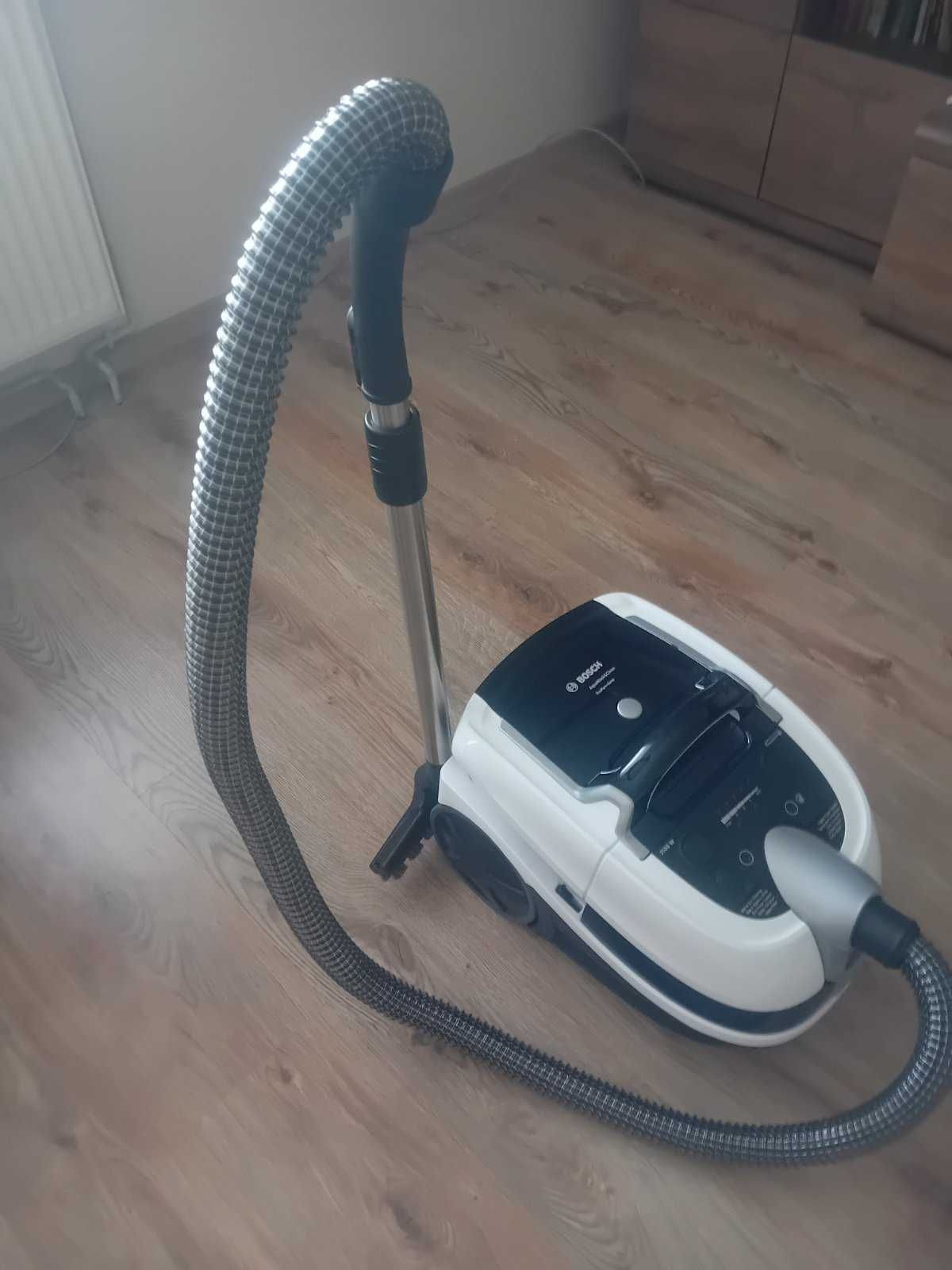 Перяща прахосмукачка Бош
Bosch BWD421PR-сухо/мо почти нова, в гаранция