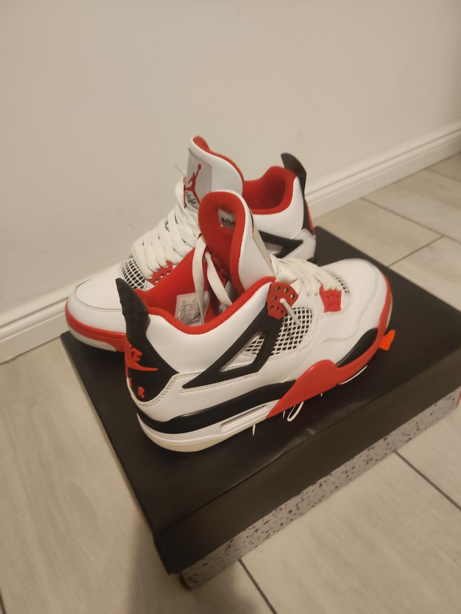 Jordan 4 fire red