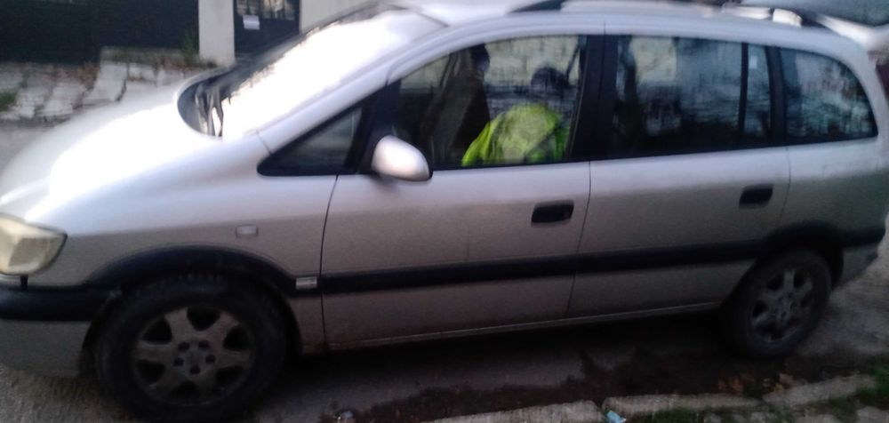 Продавам  Опел Зафира 2002 година дизел 7 мест винетка ,всичко платено