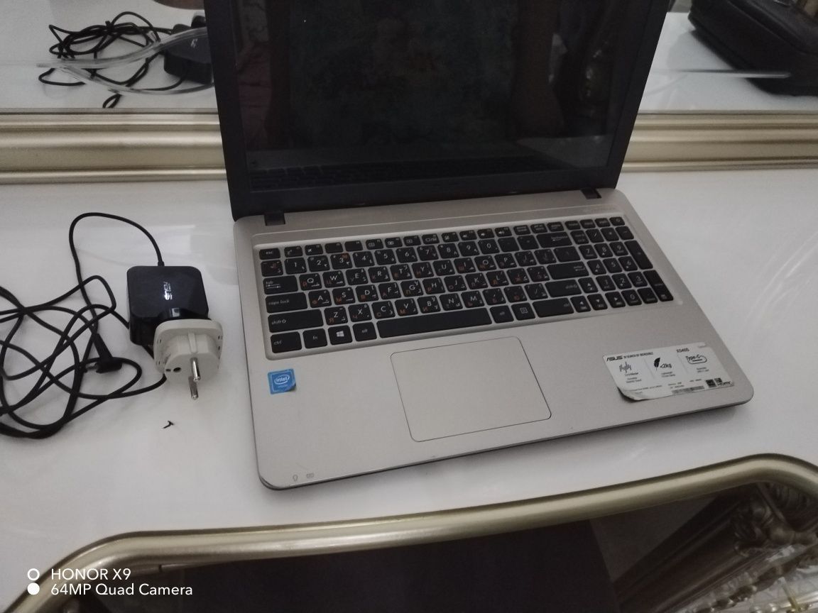 Notebook sotiladi