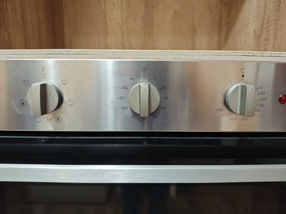 Кухня / кухненски бокс 340 220 с електроуреди, запазени