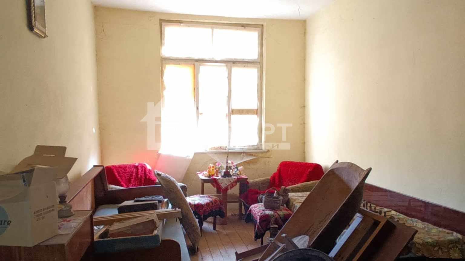 Двуетажна къща с каменен зид в живописното село Бачково