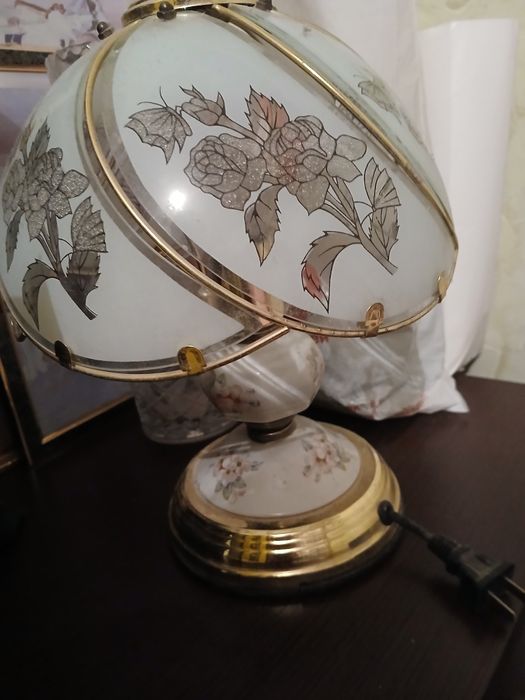 Продам люстры и светильник