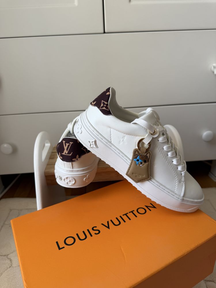 Бели кецове Louis V