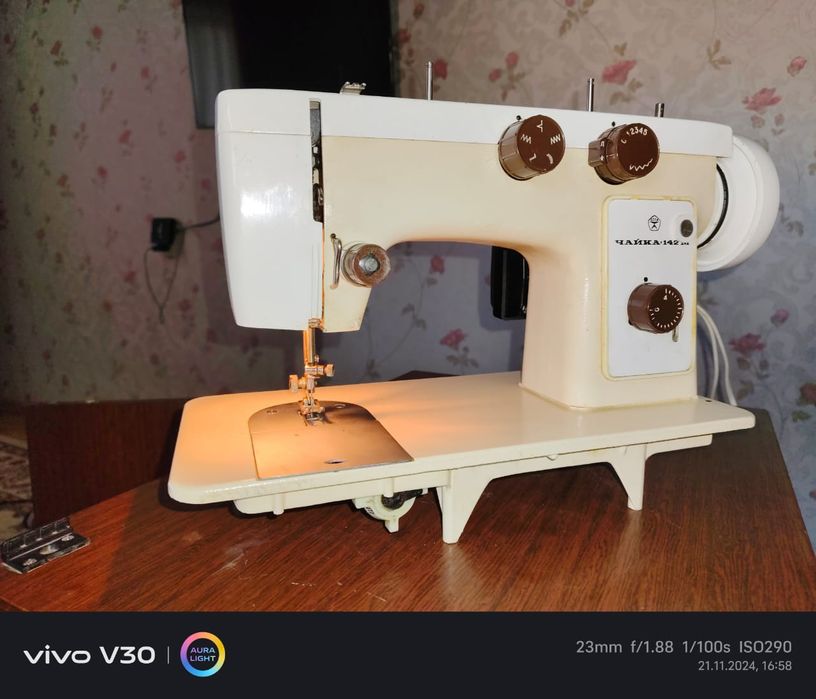 Швейная машина Чайка 142м