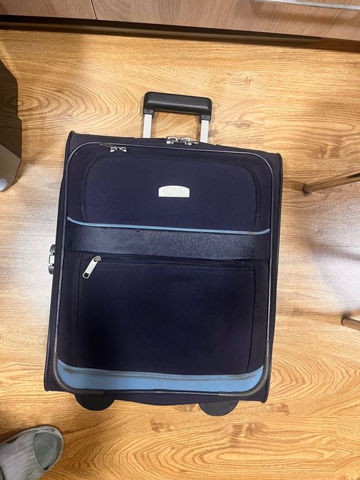 Маленький чемодан, можно в ручную кладь