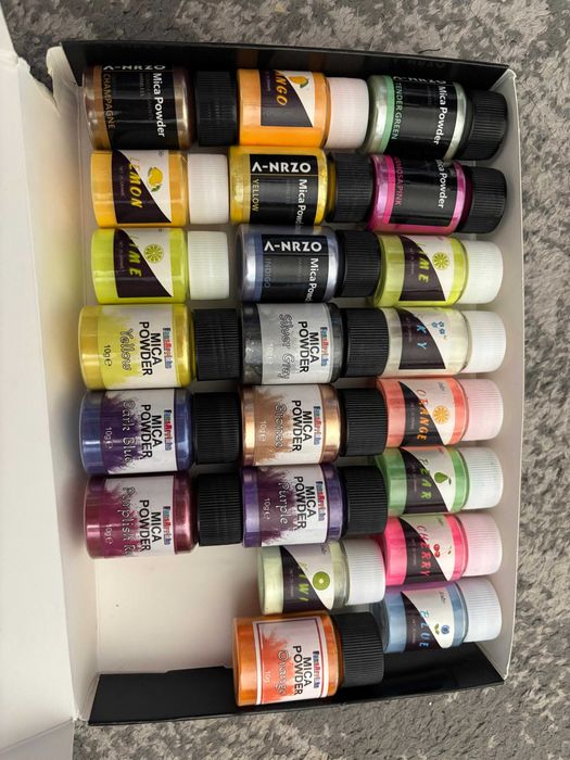 rășină epoxidică – pigmenți, pudră colorată, cutii metalice