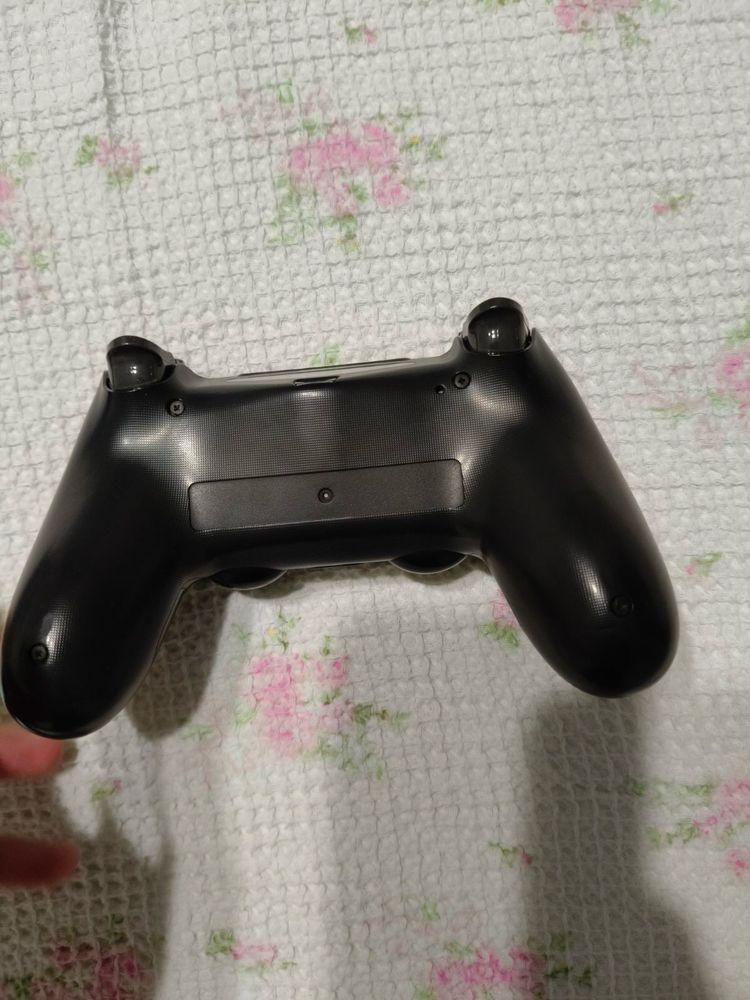 Playstation 4 конзола и 2 джойстика с подарък поставка