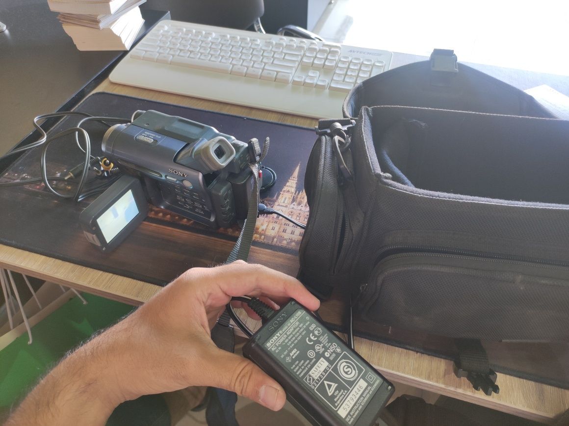 Sony videokamera sotiladi, kassetali