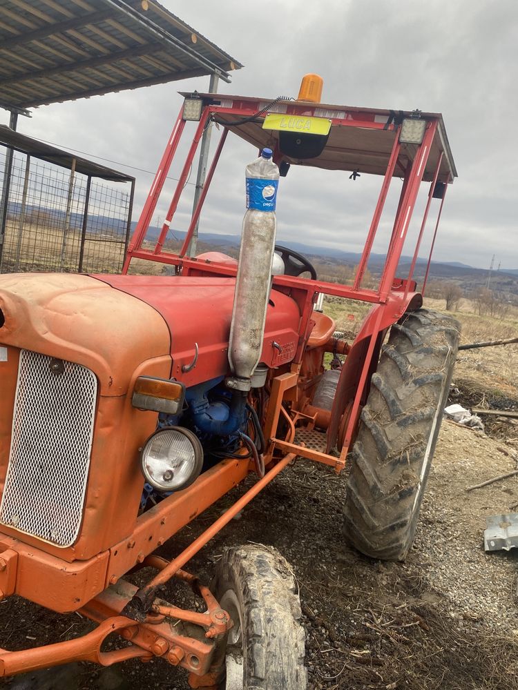 Vând tractor Ford