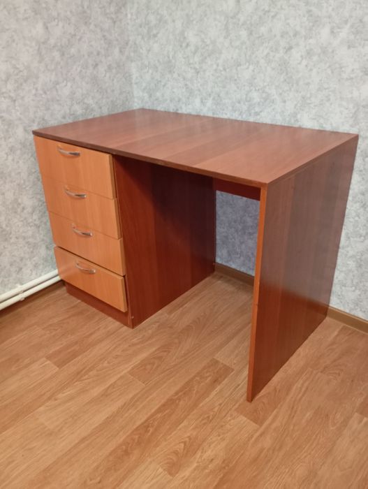 Продам письменный стол.