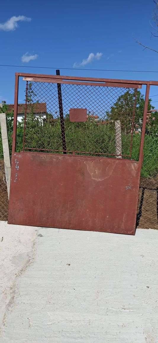 Метален портал, врата