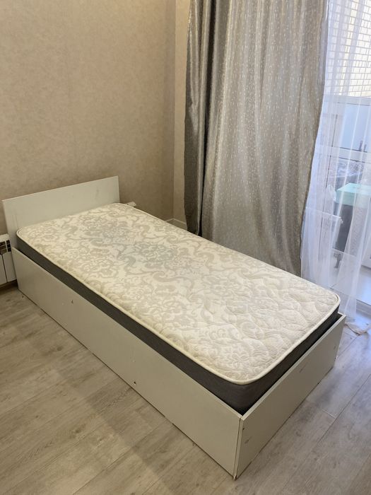 Продам кровать с матрасом