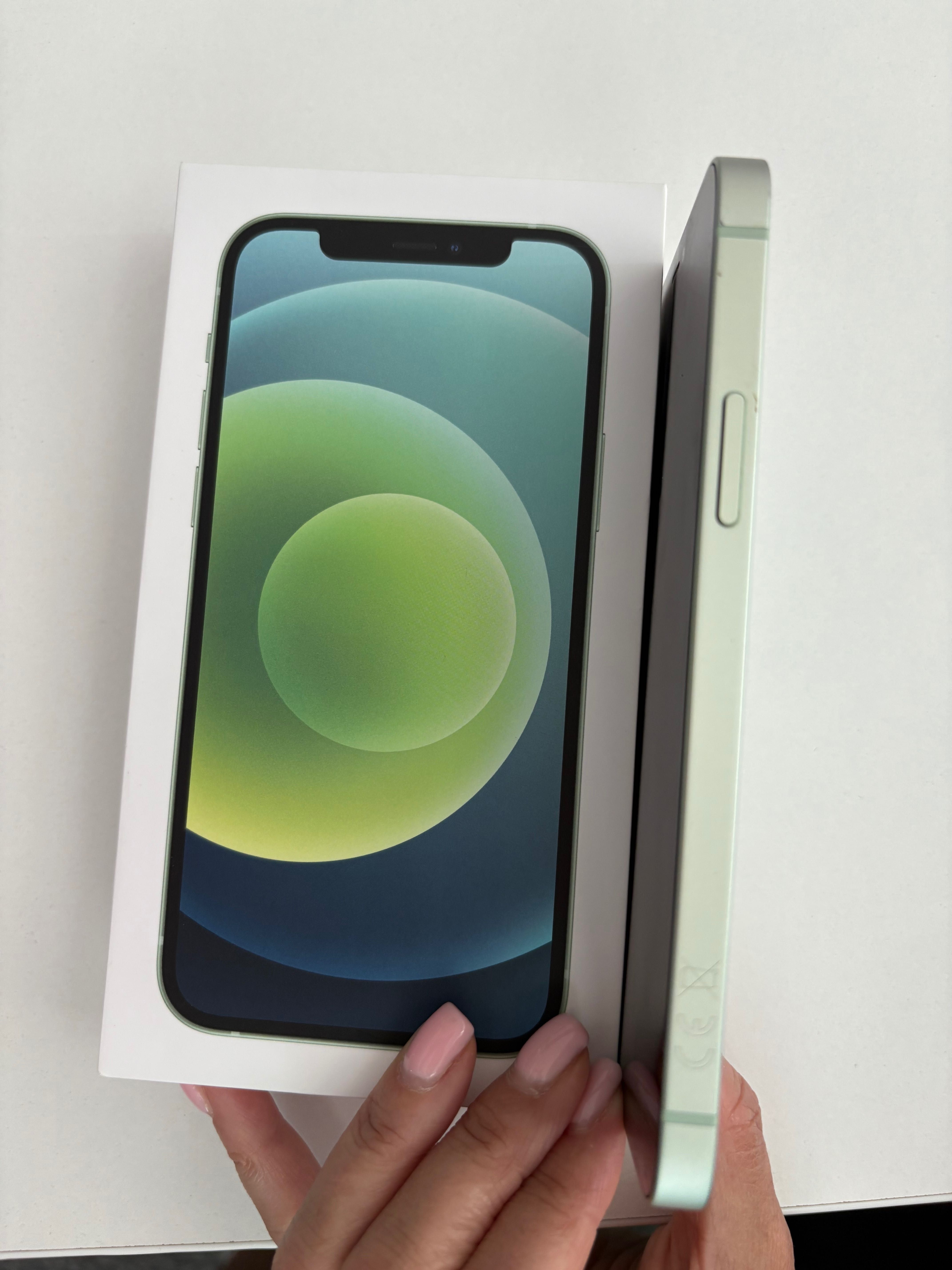 IPhone 12 128GB, протектор + калъфи