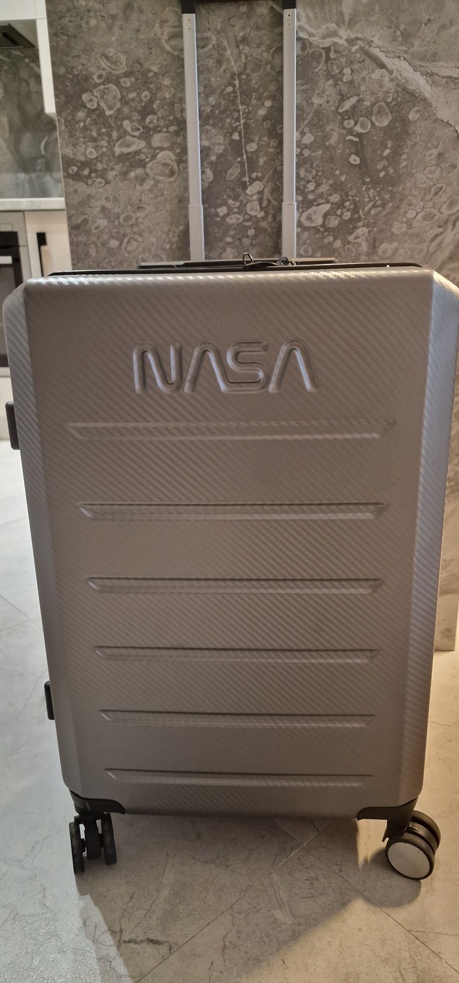 Намаление!КУФАР С КОЛЕЛЦА NASA, ултра лек, поликарбонат, размер М