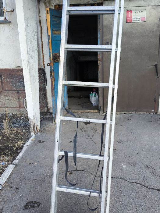 Продам  лестницу стремянку 3 метровую