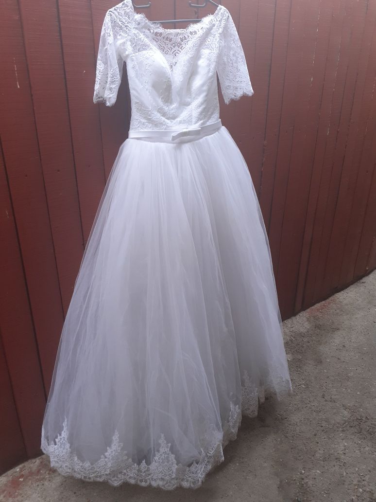 ATENTIE  citiți bine anuntul Vand rochie de mireasa
