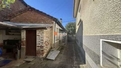 Продава двуетажна къща с РЗП 140 кв.м, с двор 400 кв.м в град Калофер
